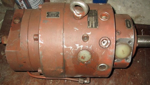 насос аксиально поршневой НАС 74М-45/32   Со следящим механизмом изменения подачи.  Насос обеспечивает работу на любой подаче в диапазоне от номинальной до нулевой. Установка подачи осуществляется задающим устройством (кулачком, копиром и т.п.) . Номинальный рабочий объем насоса, см3:-45 Давление на выходе из насоса, МПа: -32 Мощность насоса, кВт-42